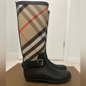 Women Burberry house check and rubber rain boots